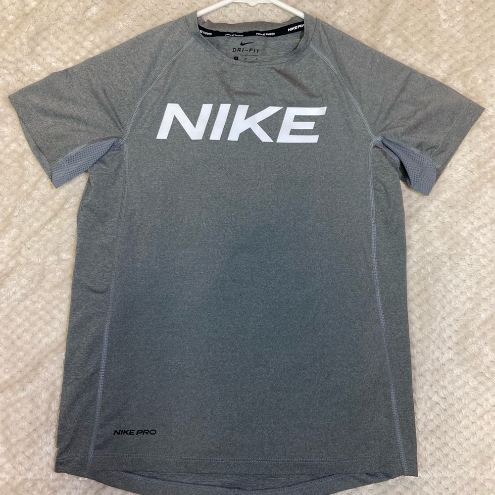 Size: M Grey girls/teen Nike T-shirt
